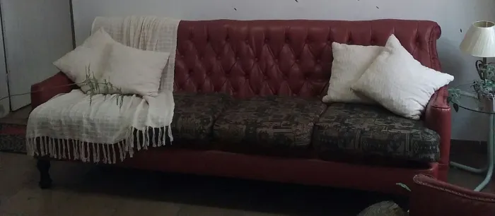 Sofá de couro com capitonê