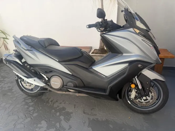 Moto ak 550