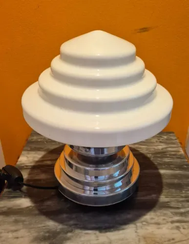 ART deco Luminária de mesa base madeira c/ alumínio polido  cúpula opalina escadinha 