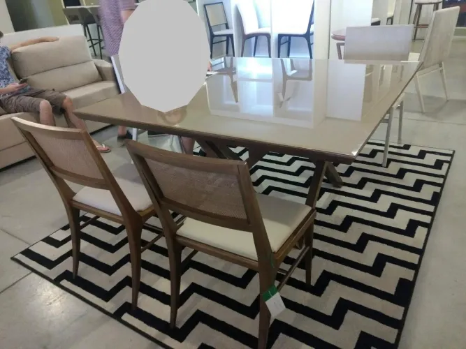 Mesa quadrada 150 x 150 mm com 8 cadeiras