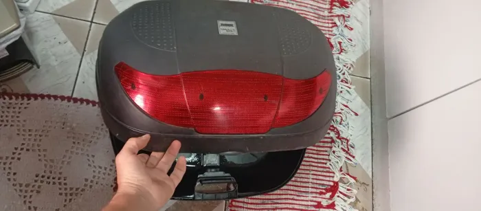 Baú pra moto cabe 2 capacete retirar valo velho zsul 