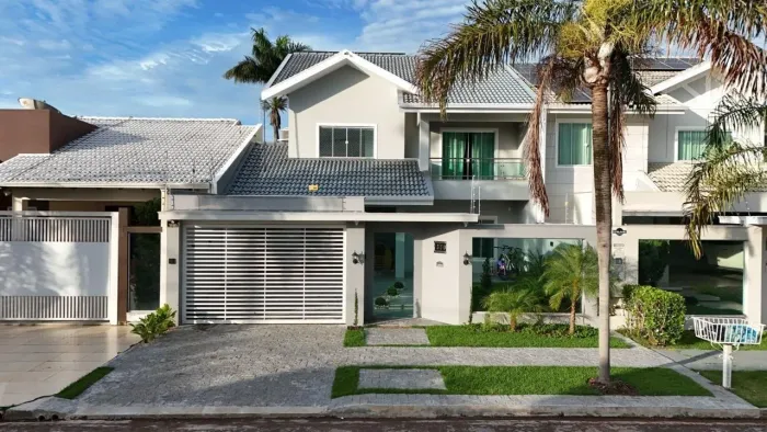 Sobrado de Alto Padrão com Arquitetura Neoclássica no Jardim Maringá I