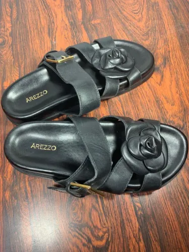 Sandália Arezzo de Couro com Flor 