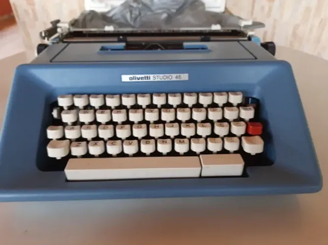 Maquina de datilografia Olivetti Studio 46 e Mimeógrafo Facit - ambos em Excelente Estado