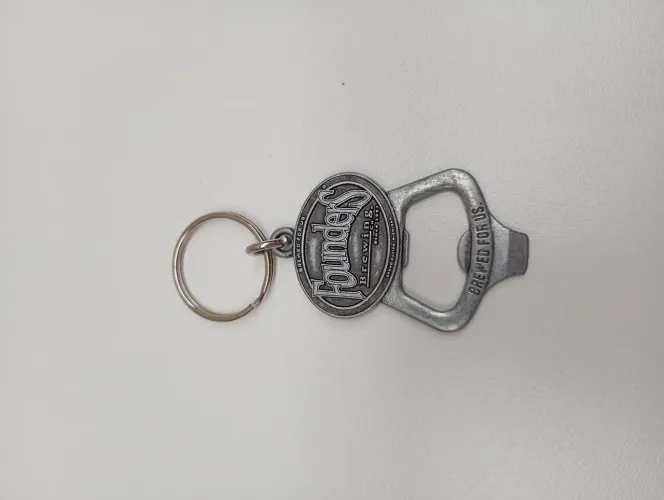 Abridor garrafa chaveiro Cervejaria Founders em metal alto-relevo oficial importado USA