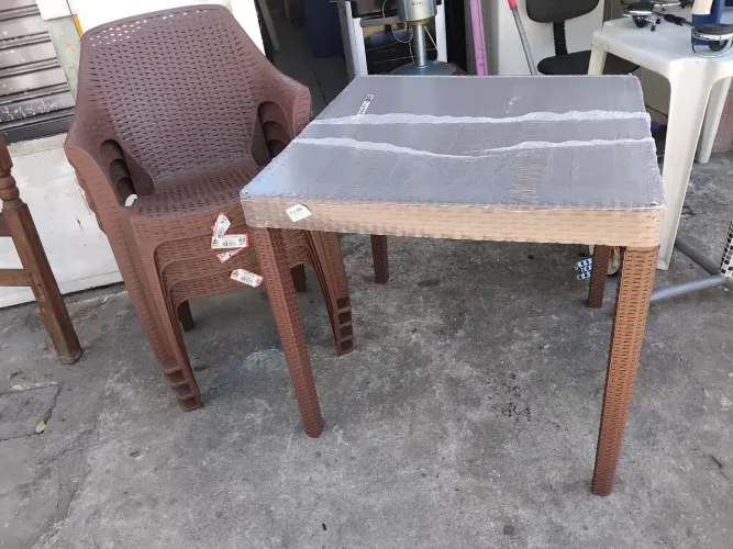 Lindo conjunto mesa 4 cadeiras