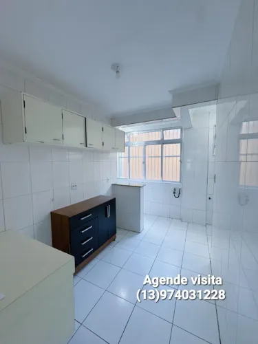 Venda e Locação Apartamento térreo 2 dormitorios há uma quadra da praia em Santos sp