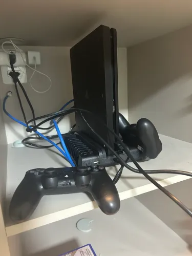 PS4 Slim 1TB 2 controles e base