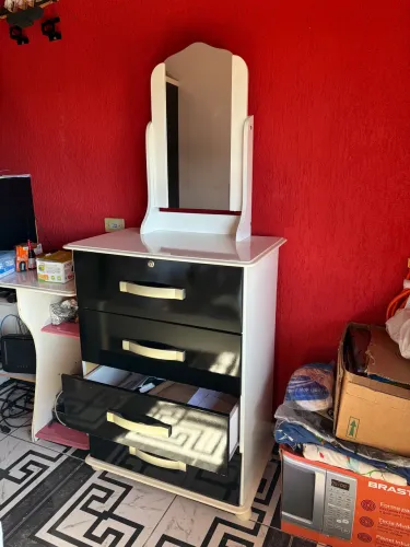 Cômoda com 4 gavetas e espelho articulado