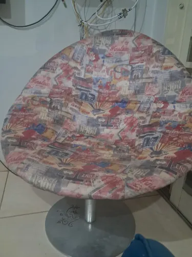 Poltrona giratoria com estampa retrô - cheia de estilo!