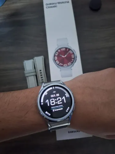 Samsung Smartwatch Galaxy Watch6 Classic LTE<br><br>43mm Tela Super AMOLED de 1.31" Prata<br><br>