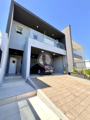 Casa à venda com 03 quartos, 157m2 e 02 vagas em Camobi!!