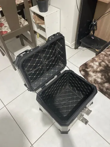 CAIXA SUPERIOR DE ALUMÍNIO 45L PARA MOTO - COM BASE FIXA UNIVERSAL