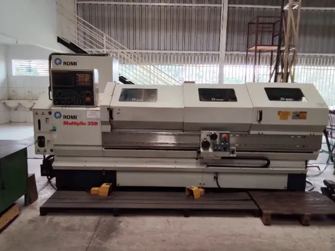 Torno Mecânico CNC  Romi Multiplic 35D  520X2000mm Comando Fanuc Ano 2008