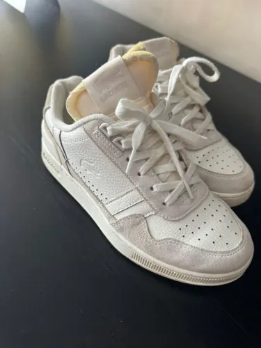 Par de tênis branco modelo Lacoste T-Clip