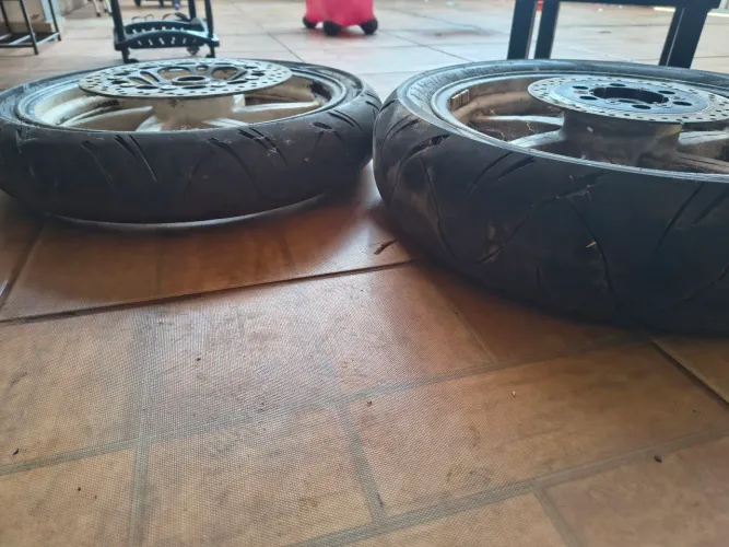 Pneu roda moto