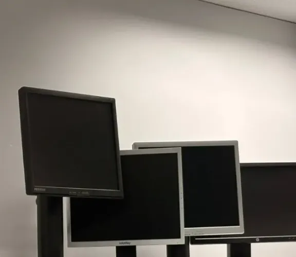 4 unidades de Monitores