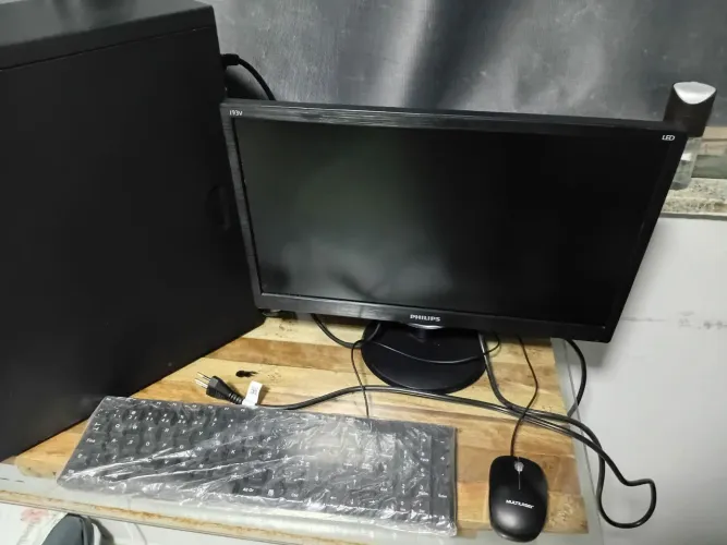 Monitor Philips 19 + CPU + teclado e mouse 