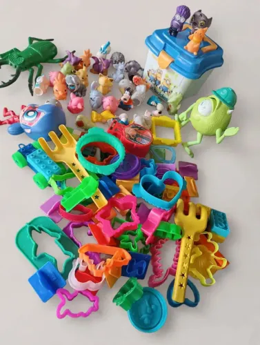Lote de brinquedos com mais de 90 itens