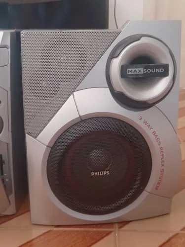 Vendo som com toca fitas e 3 CDs, rádio AM, FM.