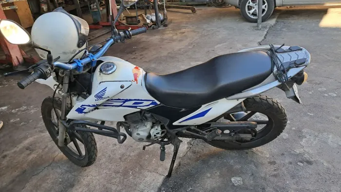 Vendo ou troco por moto maior potencia do mesmo estilo,pago a diferença. Xre300etc...