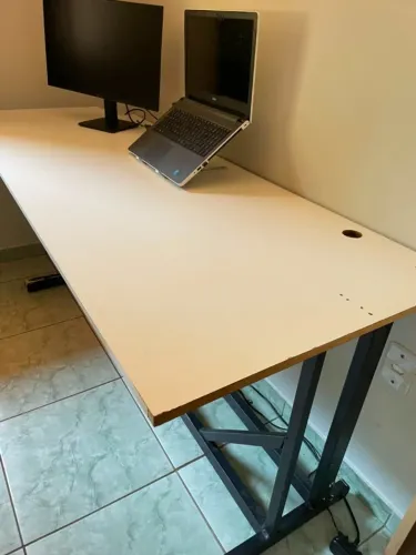 Mesa grande com base em metalon