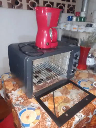 Forno elétrico e cafeteira