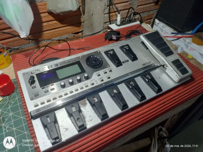Pedaleira mult efeito Boss GT10, com hard case e fonte original.