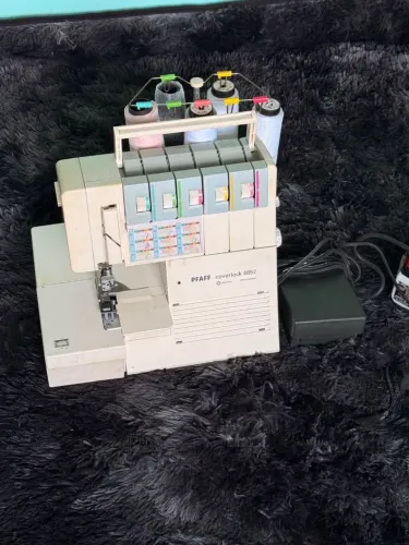 Máquina de costura Overlock PFAFF Coverlock 4852