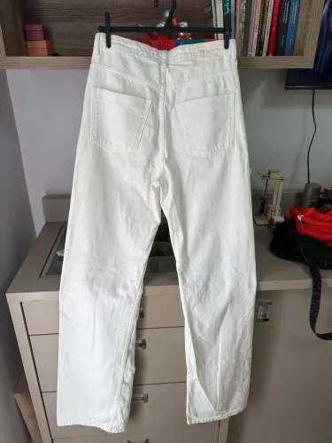 Calça Jeans Branca marca Zara 