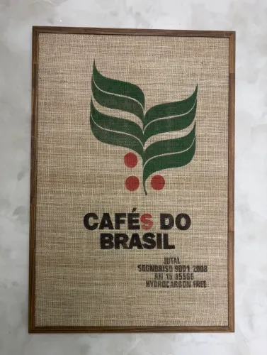 quadro rústico feito com sacaria de juta de café, medindo 70 cm de largura por 95 cm