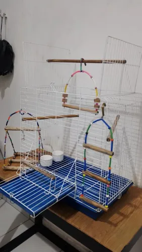Gaiola completa, já com os brinquedos e os comedouros para calopsita!<br>450,00