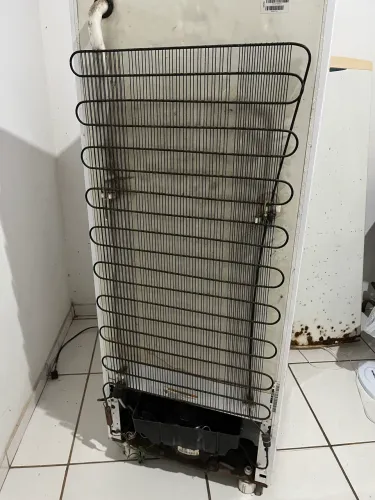 Geladeira com defeito. Para retirada de peças!