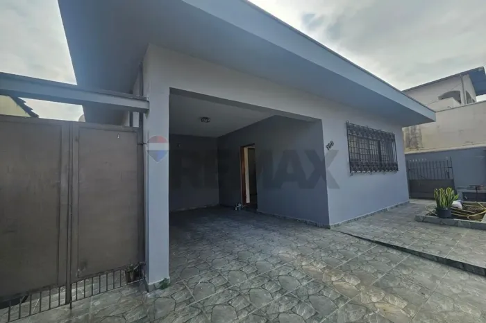 Casa à venda com 3 quartos, quintal e edícula no Nova Itapira em Itapira-SP