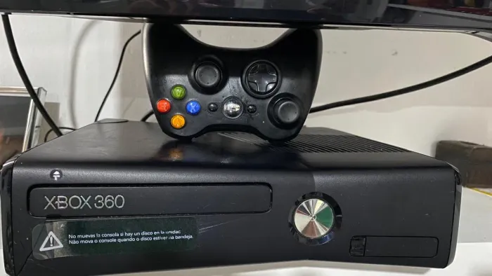 Xbox 360 com controle e jogos