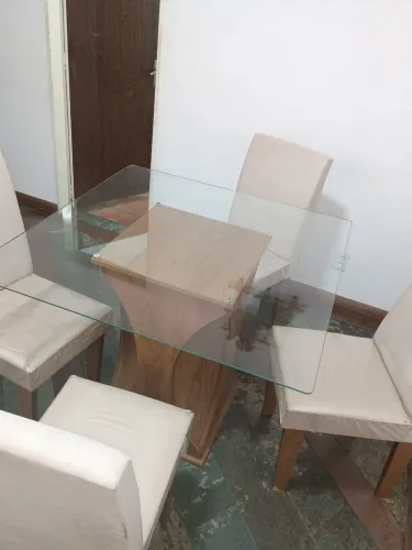 Mesa de jantar com tampo de vidro e 4 cadeiras estofadas
