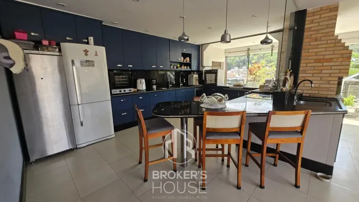 Casa de Alto Padrão com 7 Suítes, Piscina e 650 m² no Bairro de Lourdes Vitória