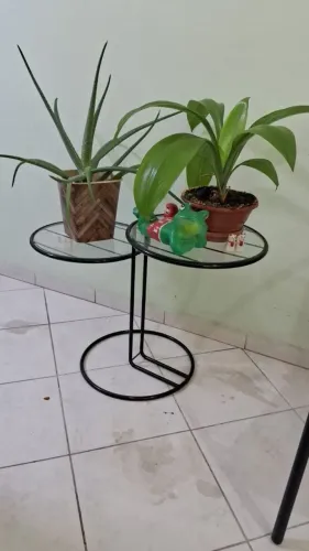 Mesinha de ferro com vidro, antiga . Tok Stok.