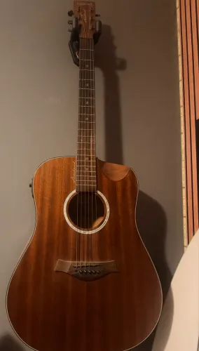 Violão indiano com a assinatura de slashwand
