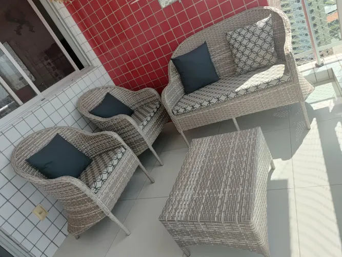 Conjunto de varanda - sofá, poltronas e mesa