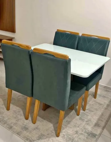 Mesa com 4 cadeiras