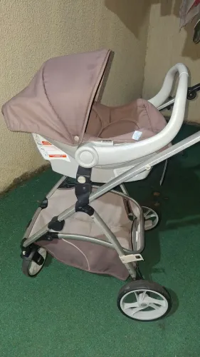 Carrinho de bebe com bebê conforto