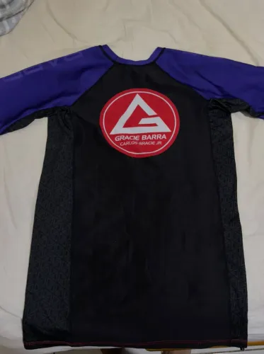 Conjunto rash guard gracie barra.