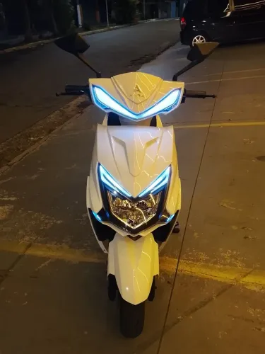 Lançamento da moto elétrica scooter aura