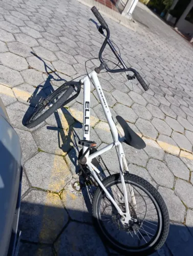 BICICLETA Estilo BMX usada aro 20 com algumas manchas e um adesivo