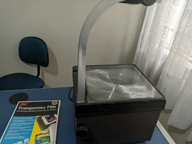 Retroprojetor antigo 