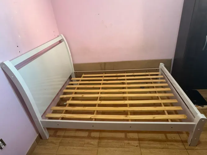 Cama de madeira, usada