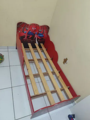 Base de cama infantil do homem aranha 