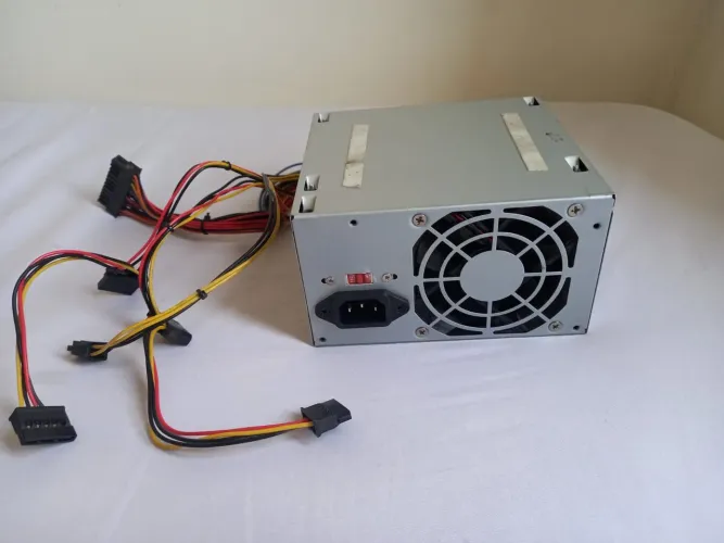 Fonte de energia marca inova pra pc