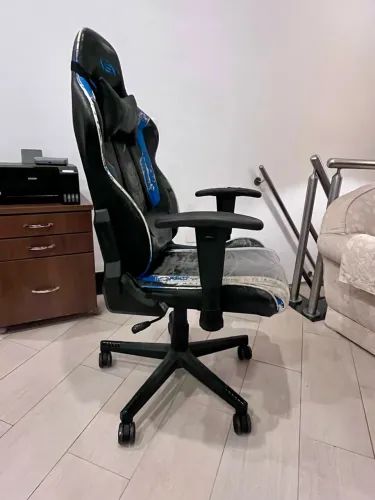 Cadeira gamer DX Racer. Necessita refazer o estofamento.